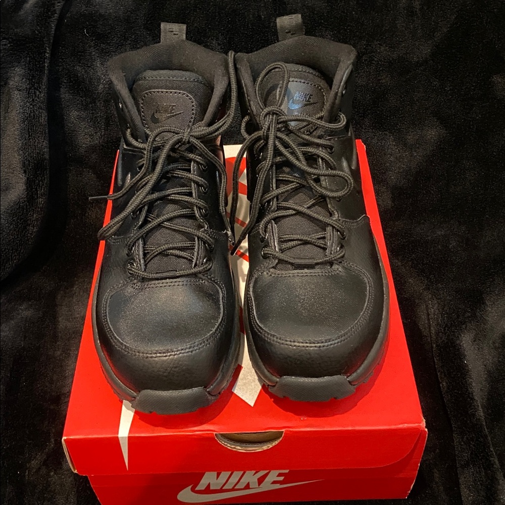 Authentic Nike Manoa Leather Boots – Kids Grade School (GS) – Size 4Y – Black